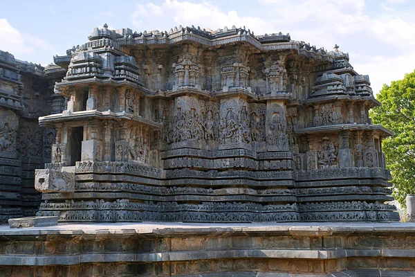 Cephe ve süslü duvar paneli kabartma, Hoysaleshwara Tapınağı, Halebidu, Karnataka, Hindistan. Kuzey batıdan görünümü.