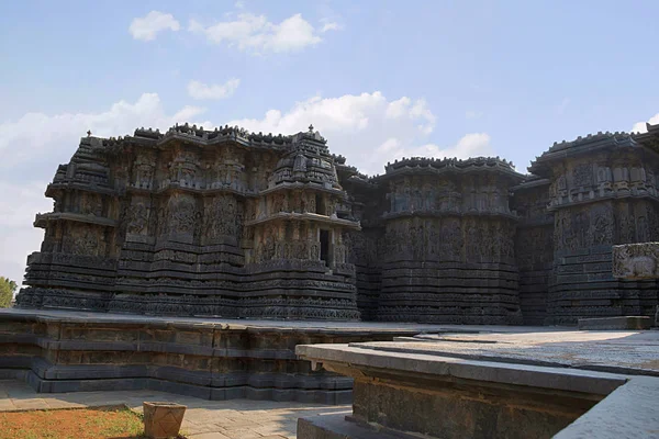 Cephe ve süslü duvar paneli kabartma, Hoysaleshwara Tapınağı, Halebidu, Karnataka, Hindistan. Güney batıdan görünümü.