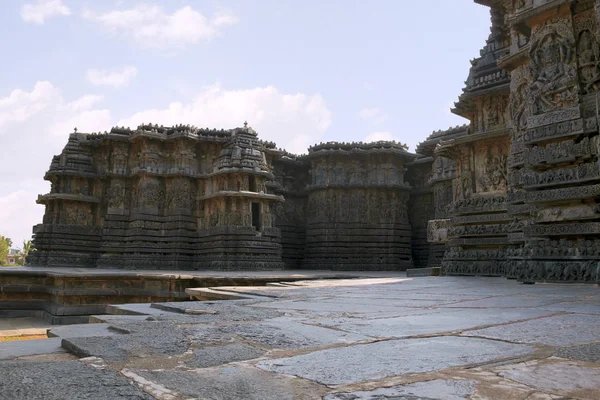 Cephe ve süslü duvar paneli kabartma, Hoysaleshwara Tapınağı, Halebidu, Karnataka, Hindistan. Görünüm Güney