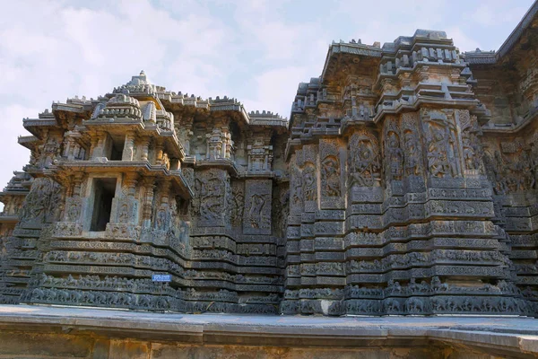 Cephe ve süslü duvar paneli kabartma, Hoysaleshwara Tapınağı, Halebidu, Karnataka, Hindistan. Görünüm Güney