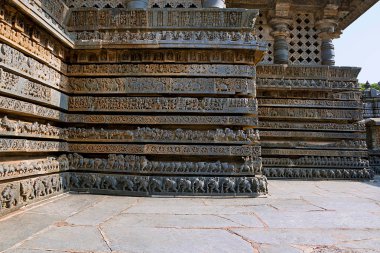 Hayvanlar tapınağın, Tapınak, temelini mitolojik bölüm sahneleri Hoysaleshwara Tapınağı, Halebidu, Karnataka, Hindistan. Görünüm Güney.