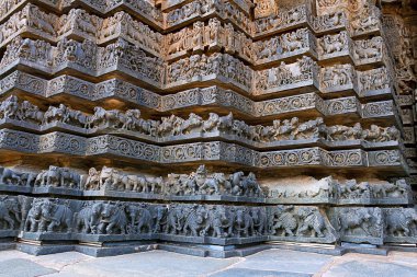 Hayvanlar tapınağın, Ramayana ve Mahabharata, mitolojik bölümleri Tapınak, temelini sahneleri Hoysaleshwara Tapınağı, Halebidu, Karnataka, Hindistan.