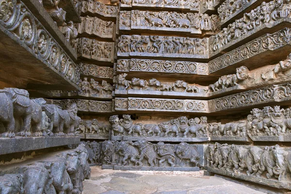 楣的动物 场景从神话情节从 Ramayana Mahabharata 在寺庙基地 Hoysaleshwara Halebidu 卡纳塔 — 图库照片