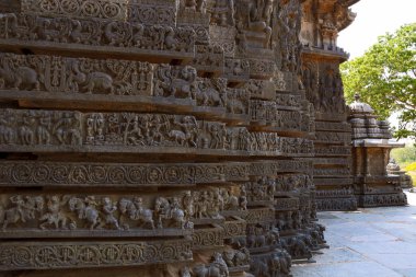Hayvanlar tapınağın, Ramayana ve Mahabharata, mitolojik bölümleri Tapınak, temelini sahneleri Hoysaleshwara Tapınağı, Halebidu, Karnataka, Hindistan.
