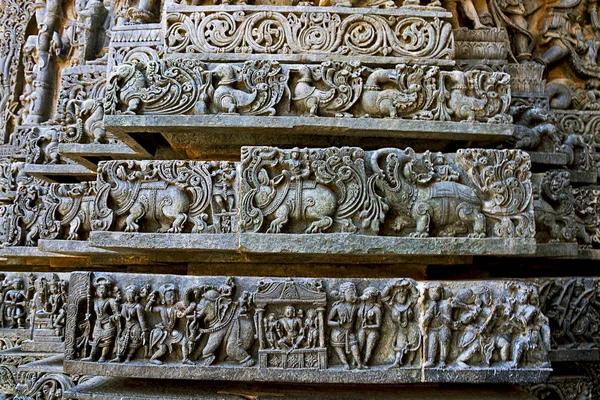 Hayvanlar tapınağın, Ramayana ve Mahabharata, mitolojik bölümleri Tapınak, temelini sahneleri Hoysaleshwara Tapınağı, Halebidu, Karnataka, Hindistan.