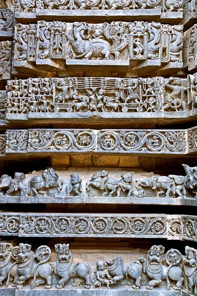 楣的动物 场景从神话情节从 Ramayana Mahabharata 在寺庙基地 Hoysaleshwara Halebidu 卡纳塔 — 图库照片