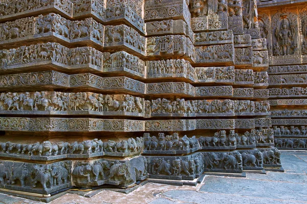 Hayvanlar tapınağın, Ramayana ve Mahabharata, mitolojik bölümleri Tapınak, temelini sahneleri Hoysaleshwara Tapınağı, Halebidu, Karnataka, Hindistan.
