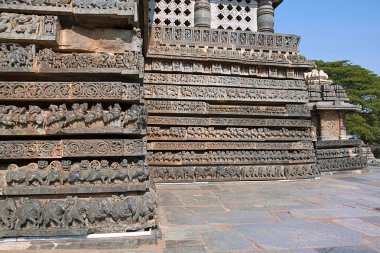 Hayvanlar tapınağın, Ramayana ve Mahabharata, mitolojik bölümleri Tapınak, temelini sahneleri Hoysaleshwara Tapınağı, Halebidu, Karnataka, Hindistan. Doğu'dan görünüm.