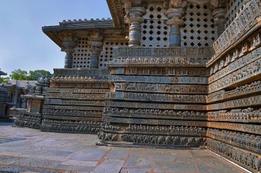 Hayvanlar tapınağın, Ramayana ve Mahabharata, mitolojik bölümleri Tapınak, temelini sahneleri Hoysaleshwara Tapınağı, Halebidu, Karnataka, Hindistan. Kuzey görünümünden.