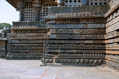 Hayvanlar tapınağın, Ramayana ve Mahabharata, mitolojik bölümleri Tapınak, temelini sahneleri Hoysaleshwara Tapınağı, Halebidu, Karnataka, Hindistan. Kuzey görünümünden.