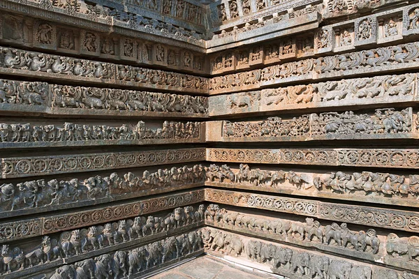 Hayvanlar tapınağın, Ramayana ve Mahabharata, mitolojik bölümleri Tapınak, temelini sahneleri Hoysaleshwara Tapınağı, Halebidu, Karnataka, Hindistan. Doğu'dan görünüm.
