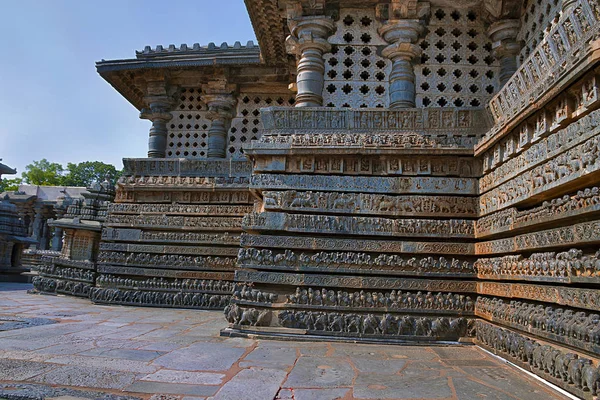 Hayvanlar tapınağın, Ramayana ve Mahabharata, mitolojik bölümleri Tapınak, temelini sahneleri Hoysaleshwara Tapınağı, Halebidu, Karnataka, Hindistan. Kuzey görünümünden.