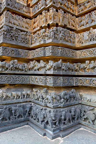Hayvanlar tapınağın, Ramayana ve Mahabharata, mitolojik bölümleri Tapınak, temelini sahneleri Hoysaleshwara Tapınağı, Halebidu, Karnataka, Hindistan. Kuzey görünümünden.