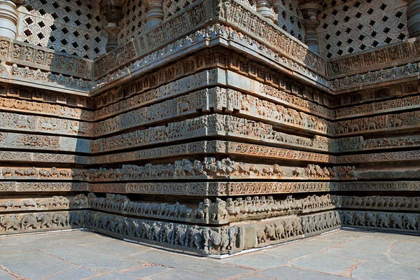 Hayvanlar tapınağın, Ramayana ve Mahabharata, mitolojik bölümleri Tapınak, temelini sahneleri Hoysaleshwara Tapınağı, Halebidu, Karnataka, Hindistan. Görünüm Güney.