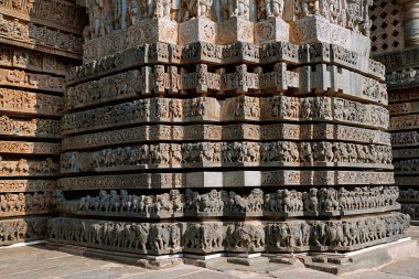Hayvanlar tapınağın, Ramayana ve Mahabharata, mitolojik bölümleri Tapınak, temelini sahneleri Hoysaleshwara Tapınağı, Halebidu, Karnataka, Hindistan. Görünüm Güney.