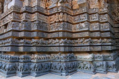 Hayvanlar tapınağın, Ramayana ve Mahabharata, mitolojik bölümleri Tapınak, temelini sahneleri Hoysaleshwara Tapınağı, Halebidu, Karnataka, Hindistan. Batıdan görünümü.