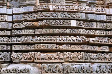 Hayvanlar tapınağın, Ramayana ve Mahabharata, mitolojik bölümleri Tapınak, temelini sahneleri Kedareshwara Tapınağı, Halebidu, Karnataka, Hindistan.