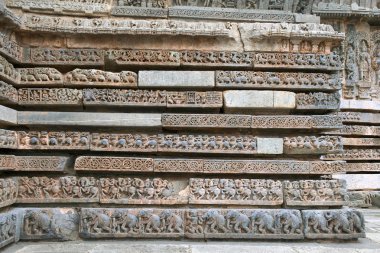 Hayvanlar tapınağın, Ramayana ve Mahabharata, mitolojik bölümleri Tapınak, temelini sahneleri Kedareshwara Tapınağı, Halebidu, Karnataka, Hindistan.