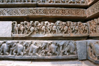 Süvari kuvvetleri ve filler, Tapınak, temelini tapınağın Kedareshwara Tapınağı, Halebidu, Karnataka, Hindistan