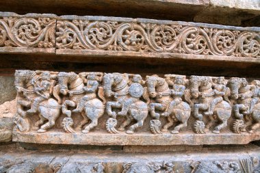 Süvari tapınağın zorlar, Tapınak, tabanında Kedareshwara Tapınağı, Halebidu, Karnataka, Hindistan