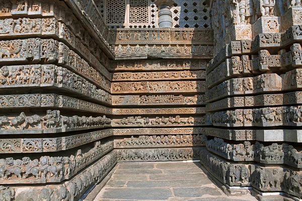 Hayvanlar tapınağın, Ramayana ve Mahabharata, mitolojik bölümleri Tapınak, temelini sahneleri Hoysaleshwara Tapınağı, Halebidu, Karnataka, Hindistan. Görünüm Güney.