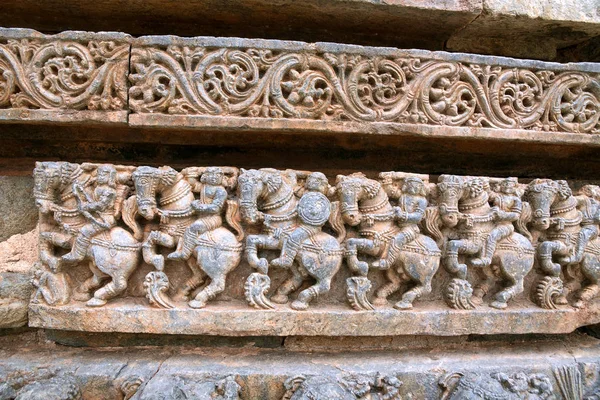 楣的骑兵部队 在寺庙基地 Kedareshwara Halebidu 卡纳塔 — 图库照片