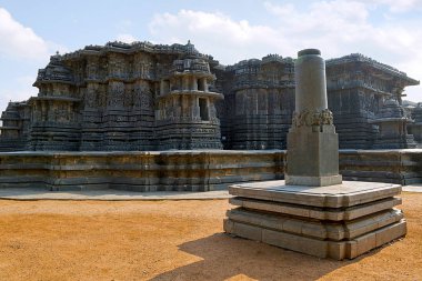 Garuda ayağı ön ve arka planda Halebidu, Karnataka, Hindistan Hoysaleshwara Tapınağı. Güney batıdan görünümü.
