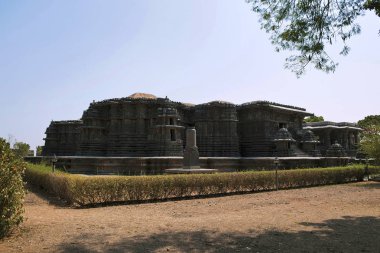 Hoysaleshwara tapınak kompleksi, Halebid, Karnataka, Hindistan. Güney batıdan görünümü. Garuda ayağı da görülür.