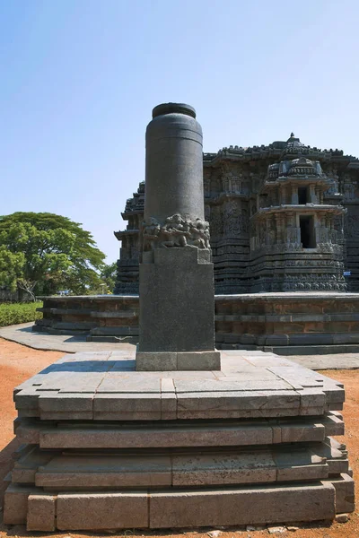 Garuda Säule Vor Und Hoysaleshwara Tempel Hintergrund Halebidu Karnataka Indien — Stockfoto