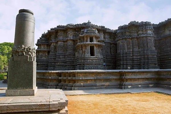 Garuda ayağı sol ve Hoysaleshwara Tapınağı arka planda Halebidu, Karnataka, Hindistan. Görünüm Güney.