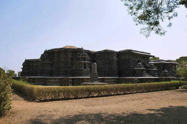 Храм Хойсалешвара Халебид Карнатака Индия Вид Юго Запада Гаруда Колонна — стоковое фото