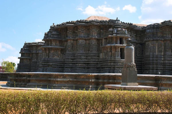 Hoysaleshwara Tempelkomplex Halebid Karnataka Indien Blick Von Südwesten Garuda Säule — Stockfoto