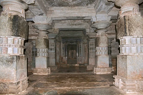 主要神社的内部 Adinatha Bsadi Basadi Halli 卡纳塔 — 图库照片