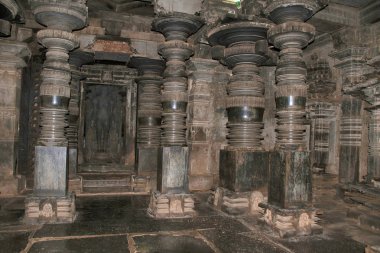 İç ana Tapınak, Parshvanatha Basadi, Basadi Halli, Karnataka, Hindistan 
