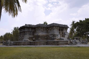 Kedareshwara Tapınağı, Halebid, Karnataka, Hindistan. Güney Doğu görünümden. Duvarlara delikli windows fark edilir.