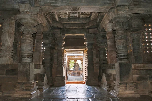 Hoysaleshvara tapınak binası iç görünüm. Nandi doğu girişinde mandapa içinde görülen cearly var. Hoysaleshvara Tapınağı, Halebid, Karnataka, Hindistan. 