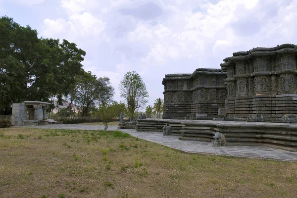 Kedareshwara Halebid 卡纳卡 从西北部看 在左边看到寺庙建筑群的入口 — 图库照片