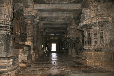 Uzun geçiş çeşitli hem bitişik sütunlar ile kaplı, Shantaleshwara ve Hoysaleshvara türbe, Hoysaleshvara Tapınağı, Halebid, Karnataka, Hindistan. 