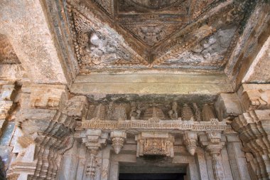 Makhapatti ve dekoratif defne tavan, mukha mandapa, Adinatha Bsadi, Basadi Halli, Karnataka, Hindistan 