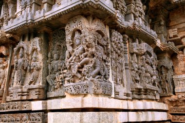Süslü bas relieif ve heykeller Hindu Tanrılar, Kedareshwara Tapınağı, Halebid, Karnataka, Hindistan.