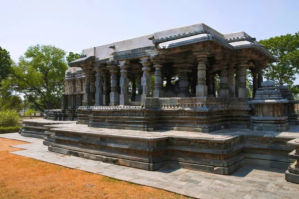 Nandi Mandapa Hoysaleshvara önünde türbe, Hoysaleshvara Tapınağı, Halebid, Karnataka, Hindistan. Kuzey görünümünden.