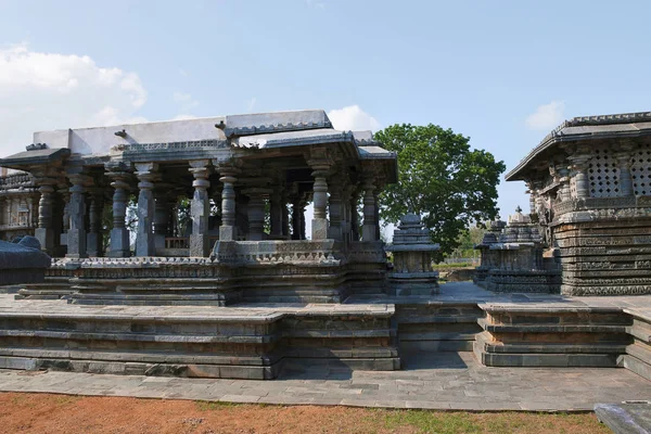 Nandi Mandapa Izquierda Santuario Shantaleswara Derecha Templo Hoysaleshvara Halebid Karnataka — Foto de Stock