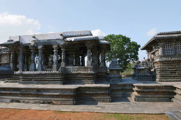 Solda ve sağda, Hoysaleshvara Tapınağı, Halebid, Karnataka, Hindistan Shantaleswara tapınak Nandi Mandapa. Kuzey görünümünden.