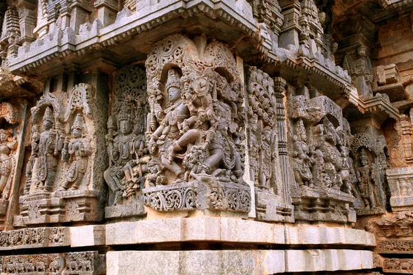 Süslü bas relieif ve heykeller Hindu Tanrılar, Kedareshwara Tapınağı, Halebid, Karnataka, Hindistan.