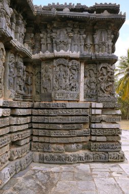 Süslü bas relieif ve heykeller Hindu Tanrılar, Kedareshwara Tapınağı, Halebid, Karnataka, Hindistan. 
