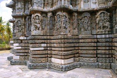 Süslü bas relieif ve heykeller Hindu Tanrılar, Kedareshwara Tapınağı, Halebid, Karnataka, Hindistan. 