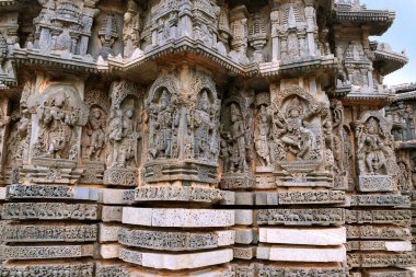 Süslü bas relieif ve heykeller Hindu Tanrılar, Kedareshwara Tapınağı, Halebid, Karnataka, Hindistan. 