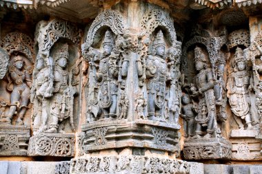 Süslü bas relieif ve heykeller Hindu Tanrılar, Kedareshwara Tapınağı, Halebid, Karnataka, Hindistan. 