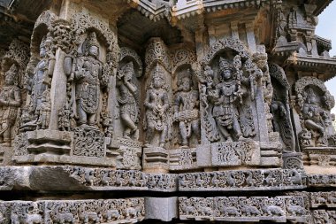 Süslü bas relieif ve heykeller Hindu Tanrılar, Kedareshwara Tapınağı, Halebid, Karnataka, Hindistan. 