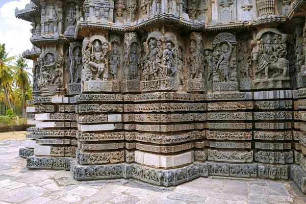 Süslü bas relieif ve heykeller Hindu Tanrılar, Kedareshwara Tapınağı, Halebid, Karnataka, Hindistan. 